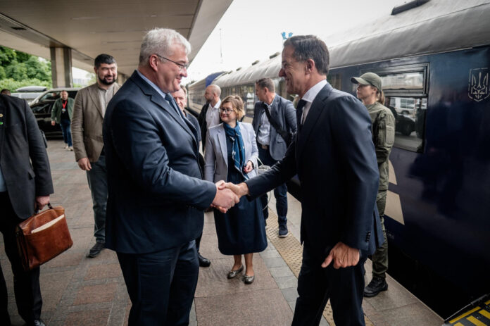 El secretario general de la OTAN, Mark Rutte (d), llegó este miércoles en tren a la capital ucraniana, en una nueva visita al país del jefe de la Alianza que tiene lugar un día después de que Rusia lanzara uno de sus ataques más masivos de toda la guerra contra Kiev y otras ciudades de Ucrania. En un mensaje en X, el ministro ucraniano de Exteriores, Andrí Sibiga, informó de la llegada de Rutte a Kiev 