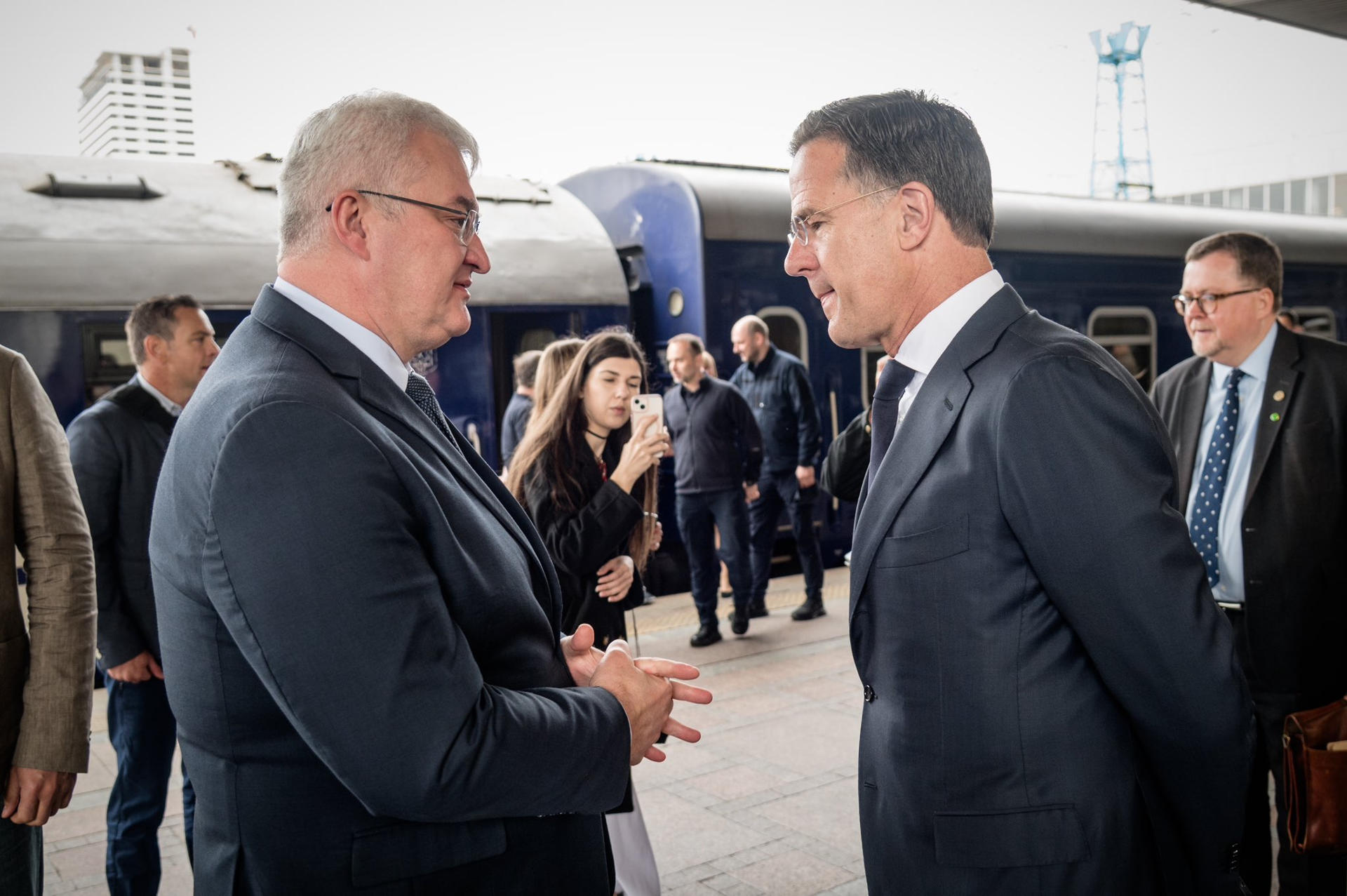 El secretario general de la OTAN, Mark Rutte (d), llegó este miércoles en tren a la capital ucraniana, en una nueva visita al país del jefe de la Alianza que tiene lugar un día después de que Rusia lanzara uno de sus ataques más masivos de toda la guerra contra Kiev y otras ciudades de Ucrania. En un mensaje en X, el ministro ucraniano de Exteriores, Andrí Sibiga, informó de la llegada de Rutte a Kiev "para conversaciones con el presidente" ucraniano, Volodímir Zelenski, y para "importantes reuniones". EFE/ Ministerio de Asuntos Exteriores de Ucrania  - SOLO USO EDITORIAL/SOLO DISPONIBLE PARA ILUSTRAR LA NOTICIA QUE ACOMPAÑA (CRÉDITO OBLIGATORIO) -
