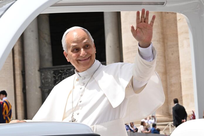 El papa León XIV saluda a los fieles al final de su audiencia general semanal en la Plaza de San Pedro, Ciudad del Vaticano, el 3 de junio de 2026. EFE/EPA/MAURIZIO BRAMBATTI
