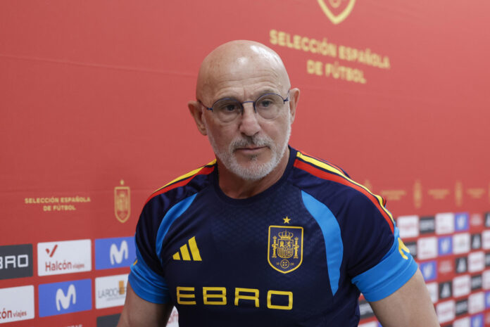 El entrenador de la selección española, Luis de la Fuente, durante la rueda de prensa posterior al entrenamiento realizado este miércoles en la Ciudad del Fútbol de Las Rozas, en la víspera del partido amistoso preparatorio para el Mundial 2026 que el jueves disputa contra la de Irak de A Coruña. EFE/Zipi Aragón
