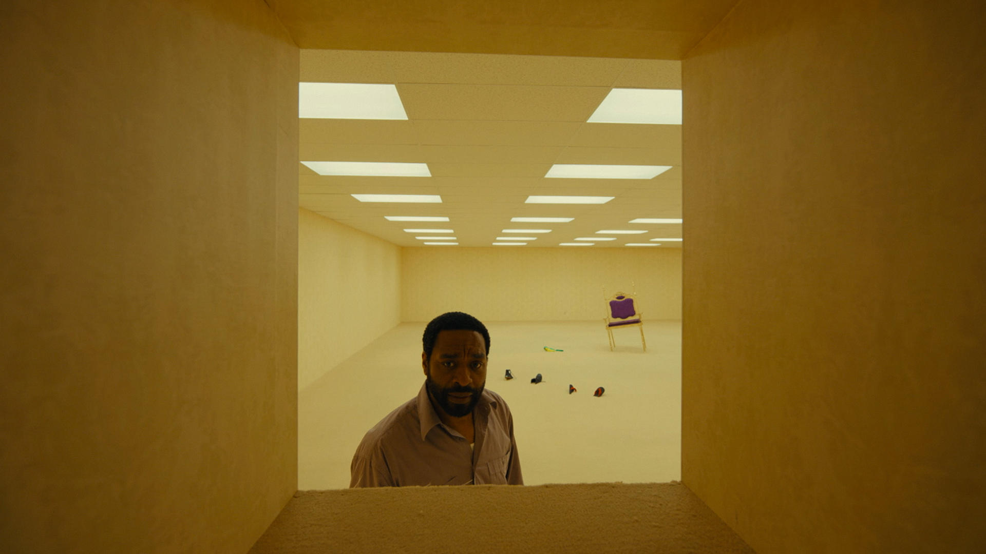 Imagen de Chiwetel Ejiofor en la película 'Backrroms', de Kane Parsons. EFE/SOLO USO EDITORIAL/CEDIDA POR A24 Y ELASTICA FILMS
