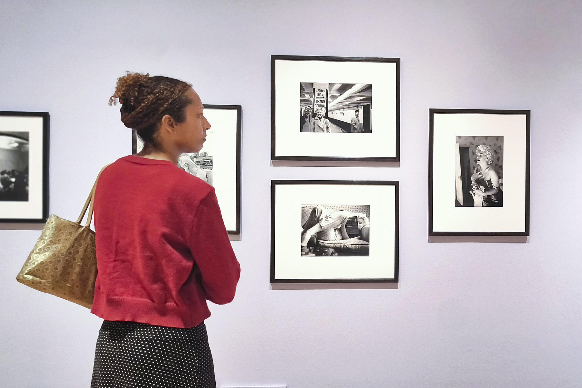Con motivo del centenario del nacimiento de Marilyn Monroe, la National Portrait Gallery de Londres inaugura una gran exposición que busca explorar la vida, la carrera y el legado de la actriz estadounidense, a través de retratos creados por muchos de los fotógrafos y artistas más importantes de los siglos XX y XXI, entre ellos Andy Warhol y Pauline Boty. EFE/Guillermo Garrido
