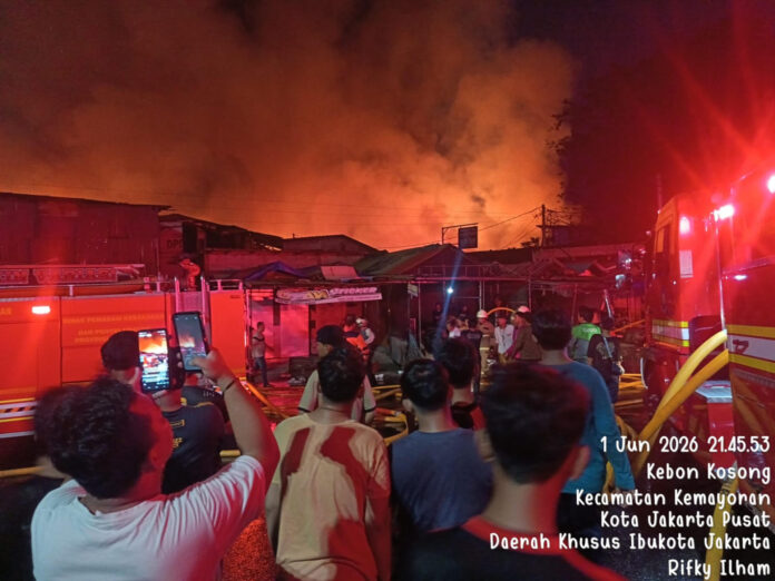 YAKARTA, 03/06/2026.- Agentes de la Agencia de Gestión de Desastres (BPBD) de Yakarta trabajan para sofocar un incendio que destruyó más de 300 viviendas en la capital de Indonesia. EFE/ Agencia De Gestión De Desastres (bpbd) De Yakarta *****SOLO USO EDITORIAL/SOLO DISPONIBLE PARA ILUSTRAR LA NOTICIA QUE ACOMPAÑA (CRÉDITO OBLIGATORIO) *****
