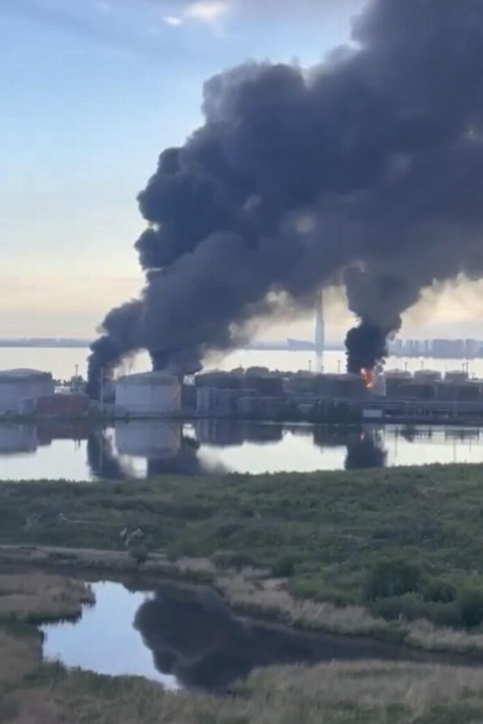 Captura del vídeo publicado en X por el presidente de Ucrania, Volodímir Zelenski, mostrando el o ataque ucraniano contra la terminal petrolera del puerto ruso de San Petersburgo. Las defensas aéreas ucranianas derribaron durante la pasada madrugada 189 de los 198 drones de larga distancia lanzados por el Ejército ruso contra territorio bajo control de Kiev, al tiempo que fuerzas ucranianas golpearon la terminal petrolera de San Petersburgo, según el mensaje publicado por Zelenski en la red social. EFE/ Volodímir Zelenski en X - SOLO USO EDITORIAL/SOLO DISPONIBLE PARA ILUSTRAR LA NOTICIA QUE ACOMPAÑA (CRÉDITO OBLIGATORIO) -
