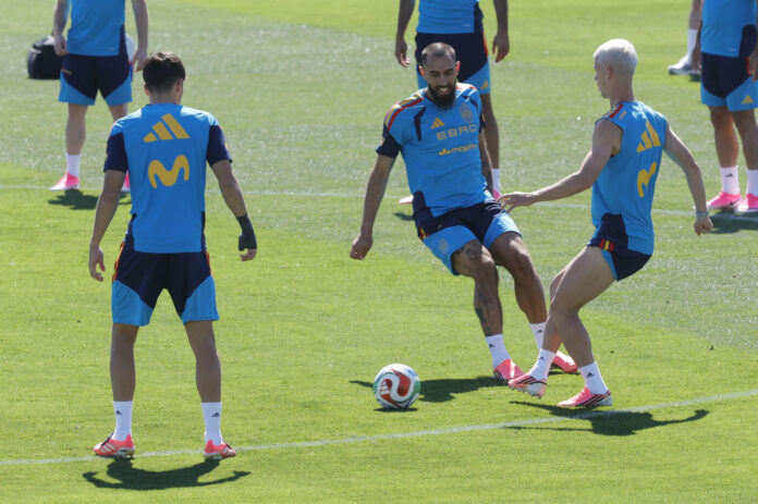 Los jugadores de la selección española Dani Olmo (d) y Borja Iglesias (c) durante el entrenamiento realizado en la Ciudad del Fútbol de Las Rozas, en la víspera del partido amistoso preparatorio para el Mundial 2026 que el jueves disputa contra la de Irak de A Coruña. EFE/Zipi Aragón
