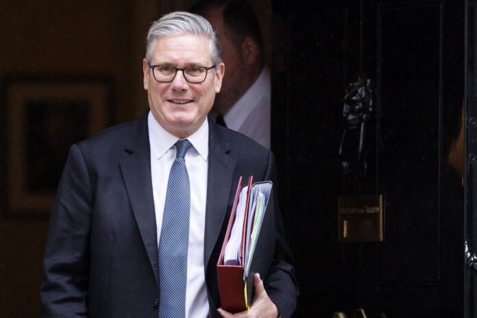 El Primer Ministro británico Keir Starmer sale de su residencia oficial en el número 10 de Downing Street para asistir a las Preguntas al Primer Ministro (PMQs) en el Parlamento de Londres, Gran Bretaña, el 03 de junio de 2026. (Reino Unido, Londres) EFE/EPA/TOLGA AKMEN
