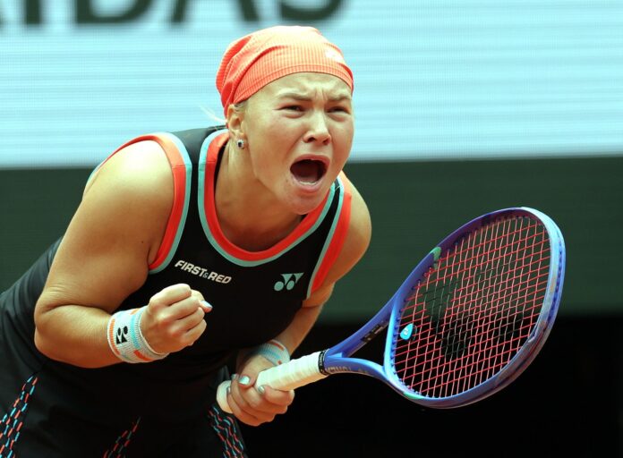 La rusa Diana Shnaider, durante su partido de cuartos de final de Roland Garros contra la bielorrusa Aryna Sabalenka, disputado este miércoles. EFE/TERESA SUAREZ

