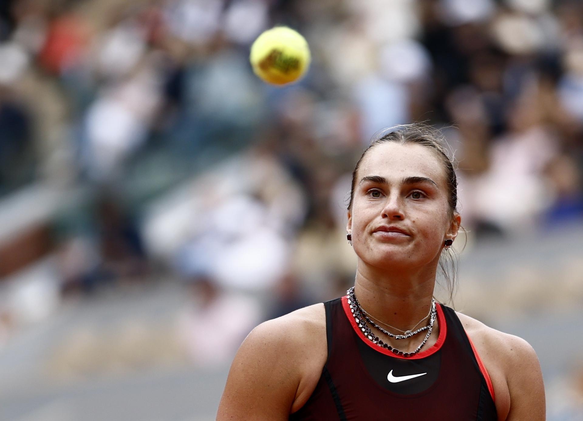 La tenista bielorrusa Aryna Sabalenka, durante su partido de cuartos de final de Roland Garros contra la rusa Diana Shnaider, disputado este miércoles. EFE/ YOAN VALAT

