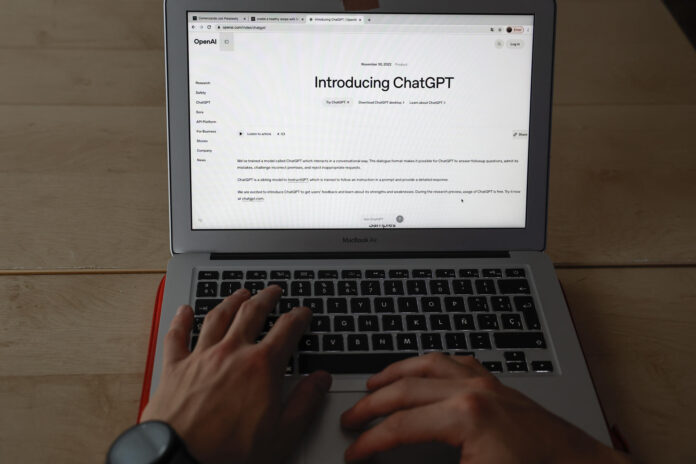 ChatGPT (acrónimo del inglés Chat Generative Pre-Trained) es una aplicación de chatbot de inteligencia artificial en un ordenador portátil, en una fotografía de archivo. EFE/Ballesteros
