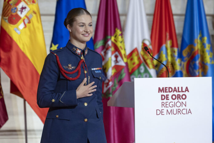 - La princesa de Asturias, Leonor de Borbón y Ortiz, durante un momento de su intervención, tras recibir la Medalla de Oro de la Comunidad de Murcia, este miércoles en la iglesia desacralizada de San Esteban, Murcia. EFE/Marcial Guillén
