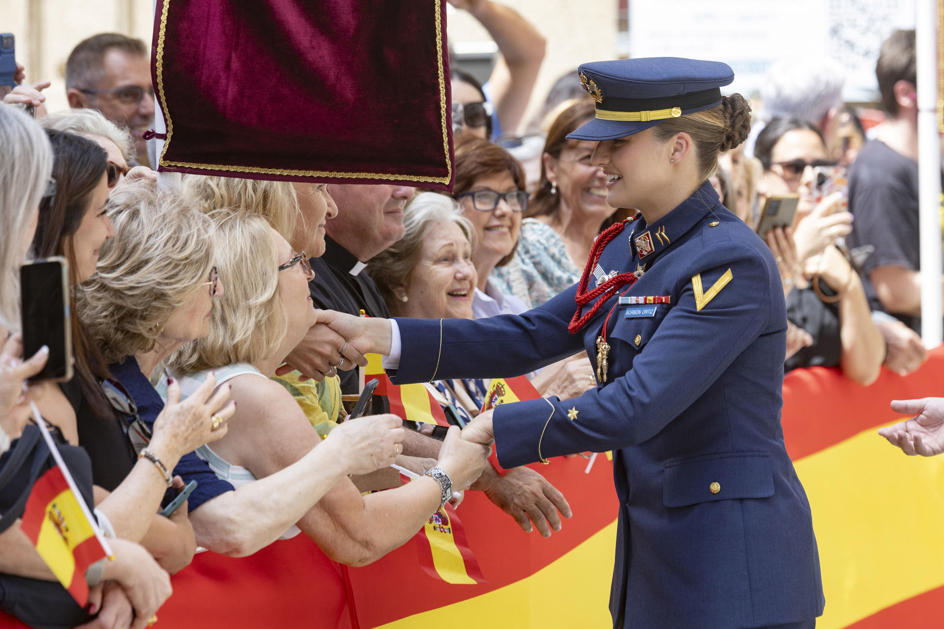 La princesa de Asturias, Leonor de Borbón y Ortiz saluda a vecinos de Murcia, a su llegada a la iglesia desacralizada de San Esteban donde ha recibido la medalla de oro de la Comunidad de Murcia, este miércoles en Murcia. EFE/Marcial Guillén
