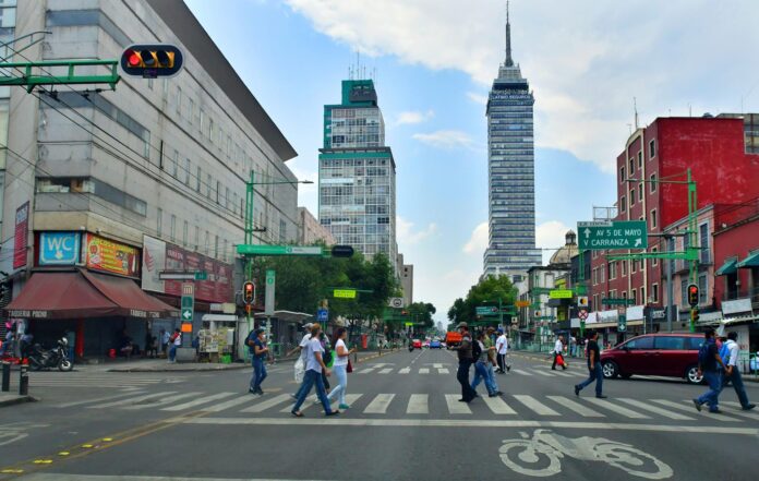 Fotografía de archivo de una avenida principal en la Ciudad de México (México). EFE/ Jorge Núñez
