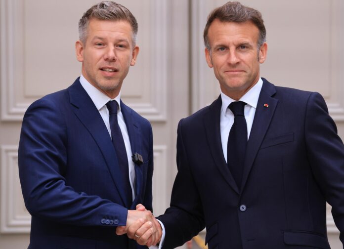 El presidente de Francia, Emmanuel Macron (derecha), estrecha la mano del primer ministro de Hungría, Peter Magyar, al final de una rueda de prensa conjunta tras su reunión en el Palacio Presidencial del Elíseo en París, Francia, el 3 de junio de 2026. (Francia, Hungría) EFE/EPA/LUDOVIC MARIN / POOL MAXPPP OUT
