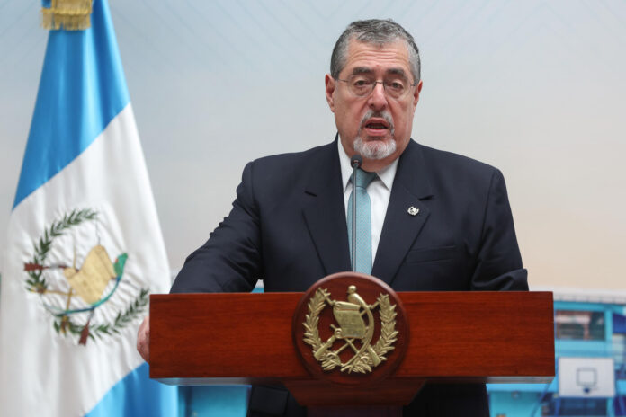 Fotografía de archivo en la que aparece el presidente de Guatemala, Bernardo Arévalo de León, durante una rueda de prensa, en Ciudad de Guatemala (Guatemala). EFE/Mariano Macz
