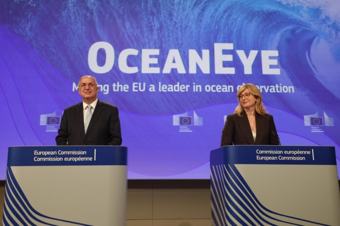 Los comisarios europeos de Innovación, Ekaterina Zaharieva, y de Pesca, Costas Kadis (izda). EFE/EPA/Olivier Hoslet
