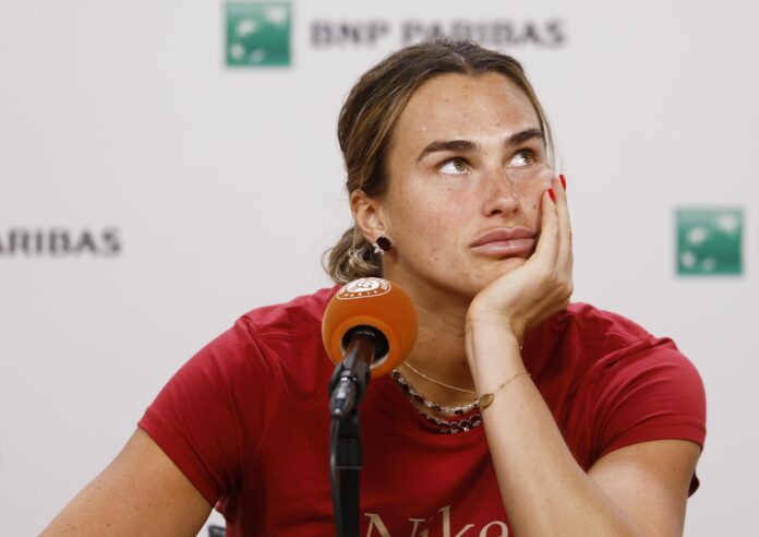 La tenista bielorrusa Aryna Sabalenka, tras su partido de cuartos de final de Roland Garros contra la rusa Diana Shnaider, disputado este miércoles. EFE/EPA/YOAN VALAT
