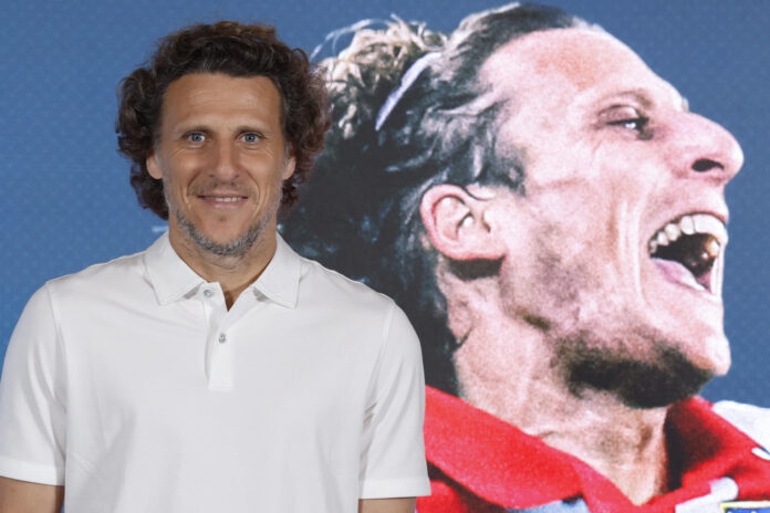 El uruguayo Diego Forlán, exfutbolista de los españoles Atlético de Madrid y Villarreal, del Manchester United inglés y del Independiente argentino, entre otros, durante un acto de Movistar celebrado en Madrid con motivo de la presentación de un documental sobre el mejor futbolista del Mundial de Sudáfrica 2010, 'El ascenso de Diego Forlán'. EFE/ J.J.Guillen
