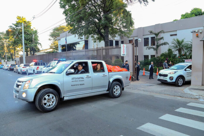 Fotografía cedida por el Tribunal Supremo de Justicia Electoral (TSJE) de Paraguay que muestra vehículos oficiales transportando material electoral para ser distribuido por todo el país este miércoles, en Asunción (Paraguay). EFE/ Tribunal Supremo De Justicia Electoral De Paraguay
