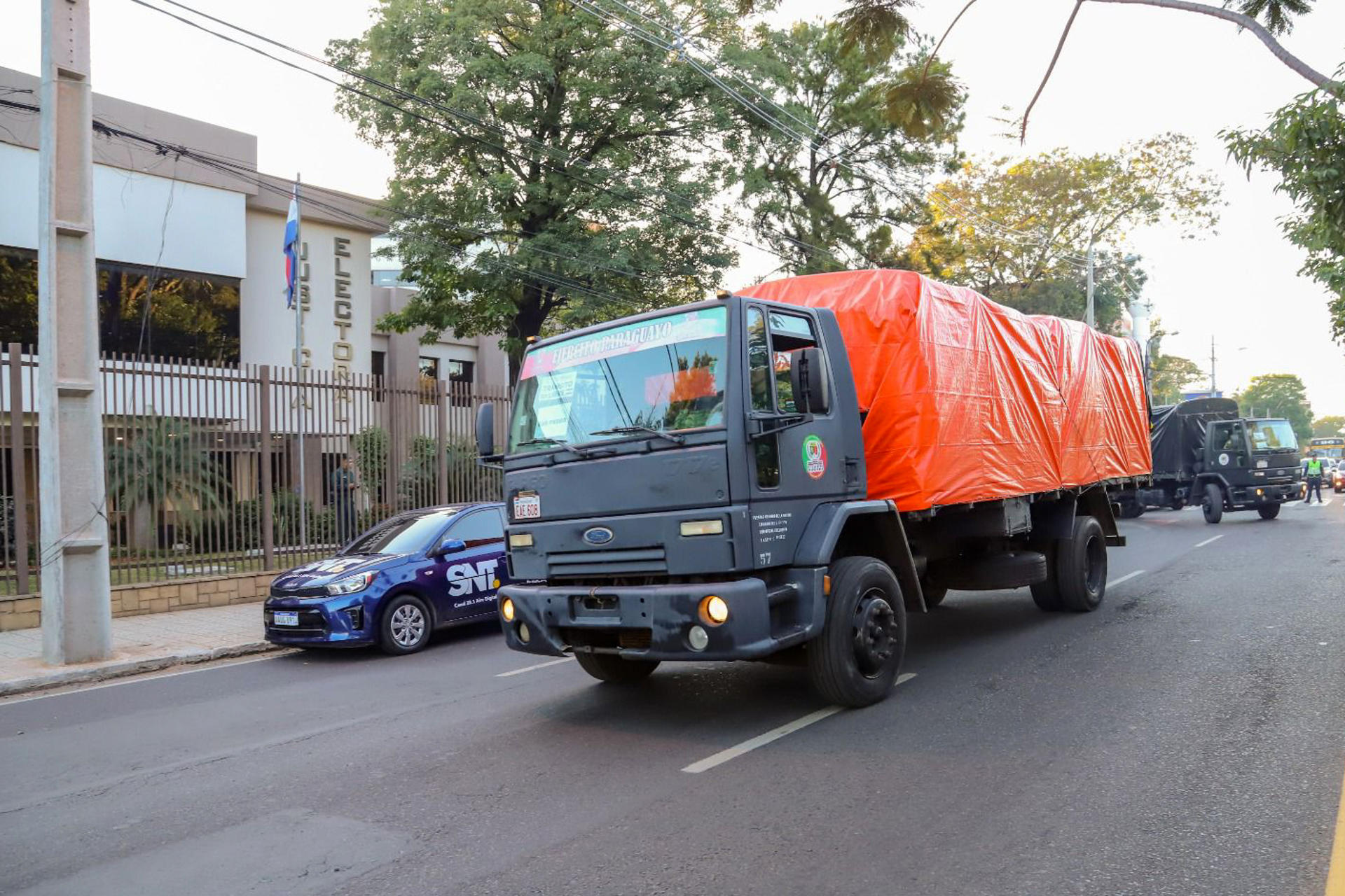 Fotografía cedida por el Tribunal Supremo de Justicia Electoral (TSJE) de Paraguay que muestra vehículos oficiales transportando material electoral para ser distribuido por todo el país este miércoles, en Asunción (Paraguay).  EFE/ Tribunal Supremo De Justicia Electoral De Paraguay
