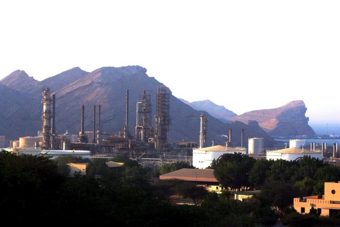 Imagen de archivo de una refinería de petróleo. EFE/Mike Nelson
