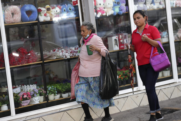 Personas caminan frente a un comercio de origen chino este 3 de junio de 2026, en Tegucigalpa (Honduras). EFE/ Gustavo Amador
