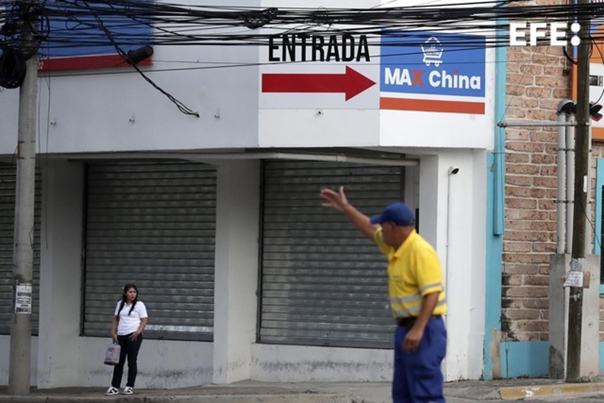 Fotografía que muestra una fachada de un comercio de origen chino este 3 de junio de 2026, en Tegucigalpa (Honduras). EFE/ Gustavo Amador
