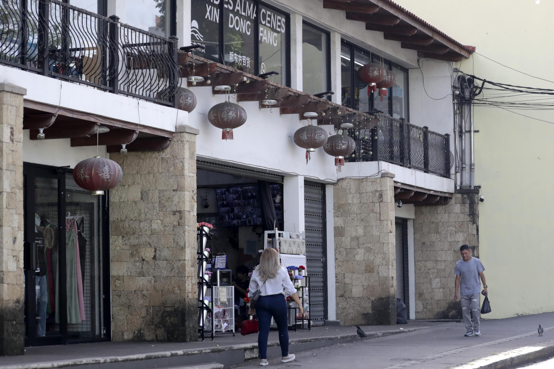 Fotografía que muestra a personas caminando frente a un comercio de origen chino este 3 de junio de 2026, en Tegucigalpa (Honduras). EFE/ Gustavo Amador
