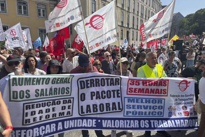 .- Miles de personas recorrieron este miércoles las calles de Lisboa durante la jornada de huelga general para exigir al Gobierno de centroderecha del país que retire la propuesta de reforma laboral, que será debatida en el Parlamento, ya que la consideran 