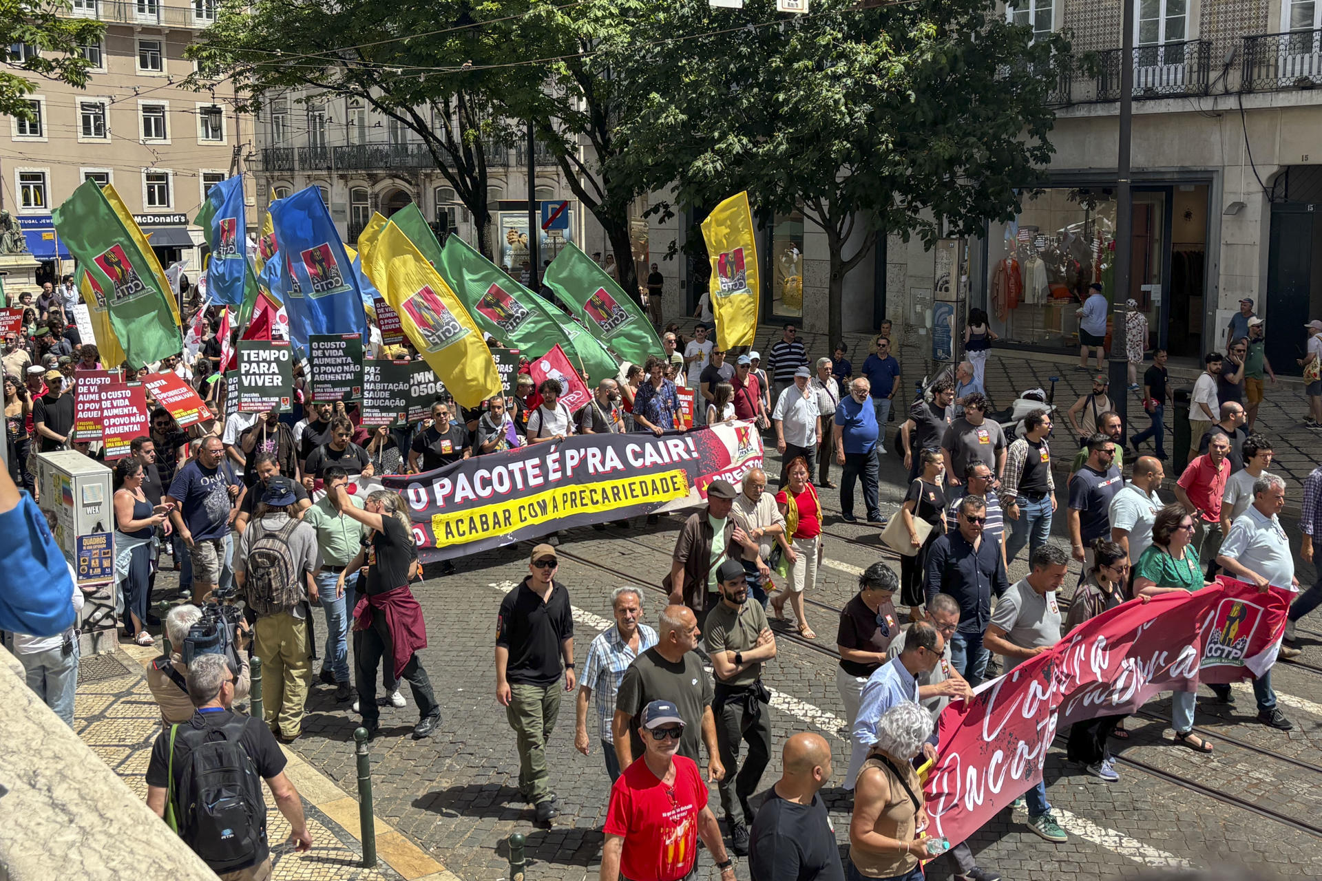 Miles de personas recorrien este miércoles las calles de Lisboa durante la jornada de huelga general para exigir al Gobierno de centroderecha del país que retire la propuesta de reforma laboral, que será debatida en el Parlamento, ya que la consideran "un atentado a los derechos conquistados". EFE/ Blas Díaz
