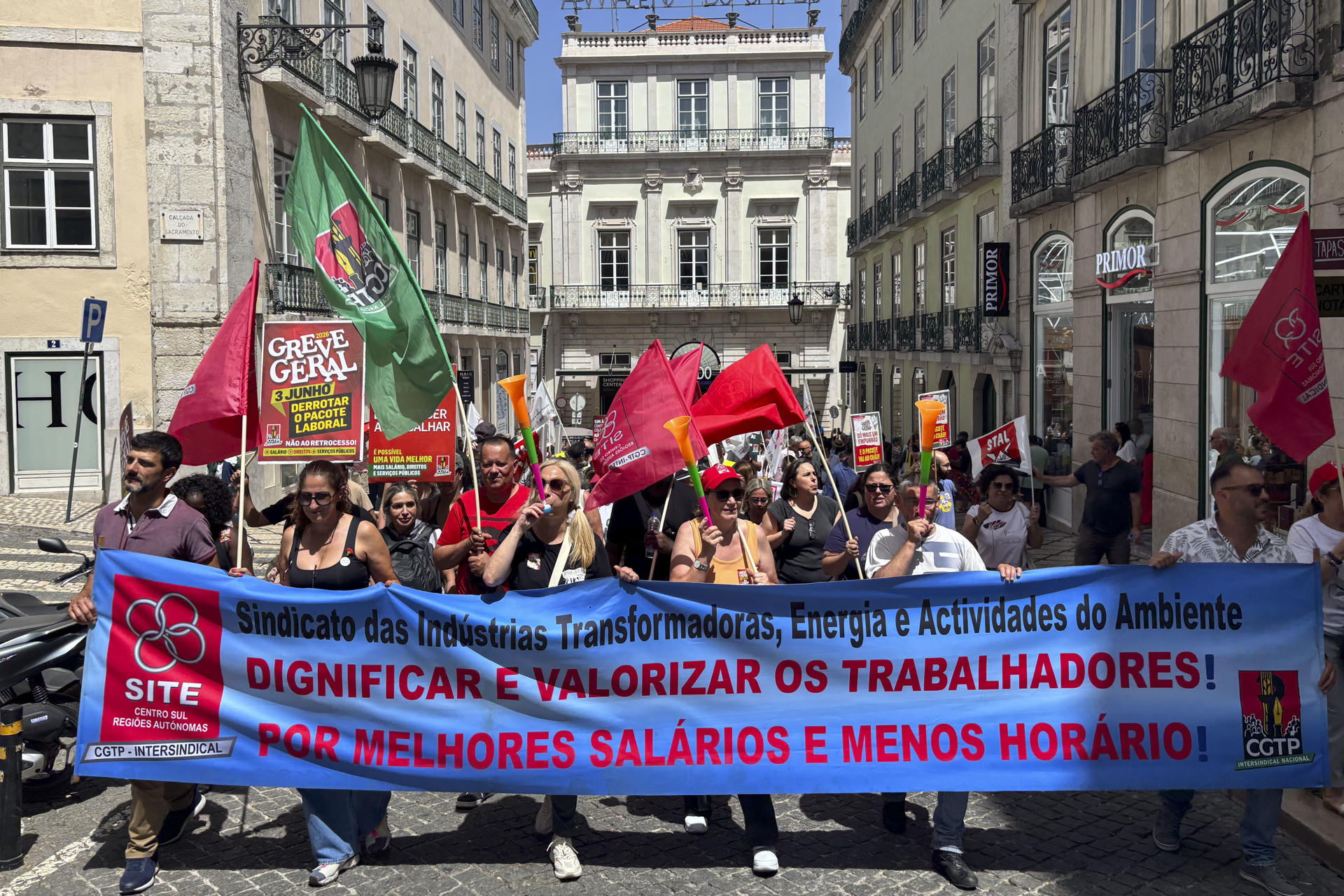 Miles de personas recorrien este miércoles las calles de Lisboa durante la jornada de huelga general para exigir al Gobierno de centroderecha del país que retire la propuesta de reforma laboral, que será debatida en el Parlamento, ya que la consideran "un atentado a los derechos conquistados". EFE/ Blas Díaz

