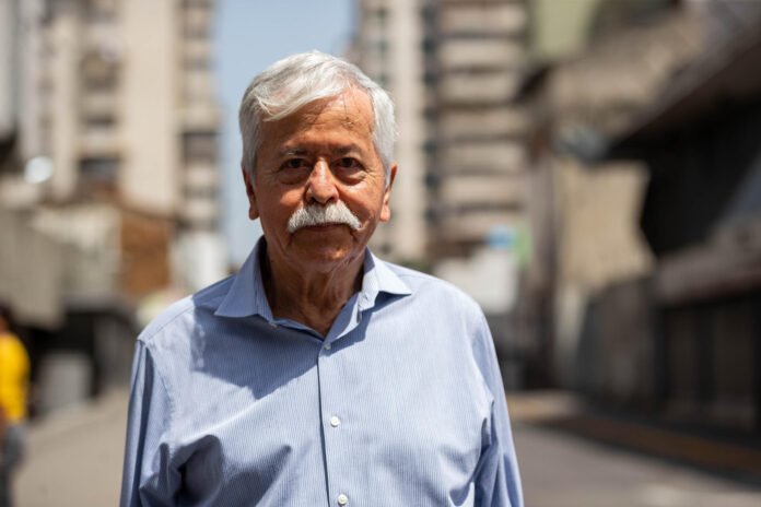Fotografía del 29 de mayo del 2026 que muestra al jubilado de la Universidad Simón Rodríguez de Caracas, Luis Laguado, posando durante una entrevista con EFE, en Caracas (Venezuela). EFE/ Ronald Peña R
