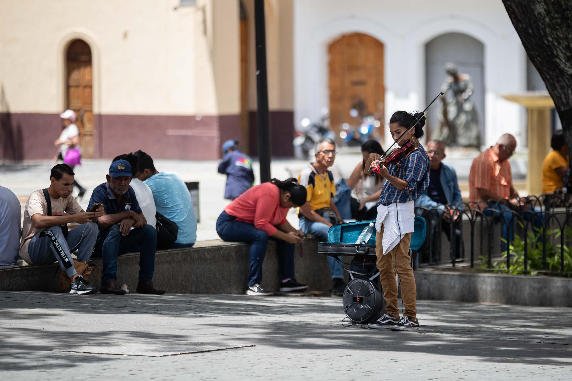 Fotografía del 29 de mayo del 2026 que muestra a una persona tocando violín, en Caracas (Venezuela). EFE/ Ronald Peña R
