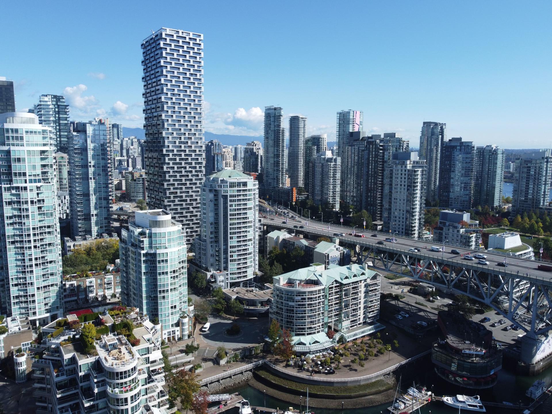 Fotografía cedida por The Six que muestra una vista aérea panorámica de los rascacielos en Vancouver (Canadá). EFE/ The Six /SOLO USO EDITORIAL
