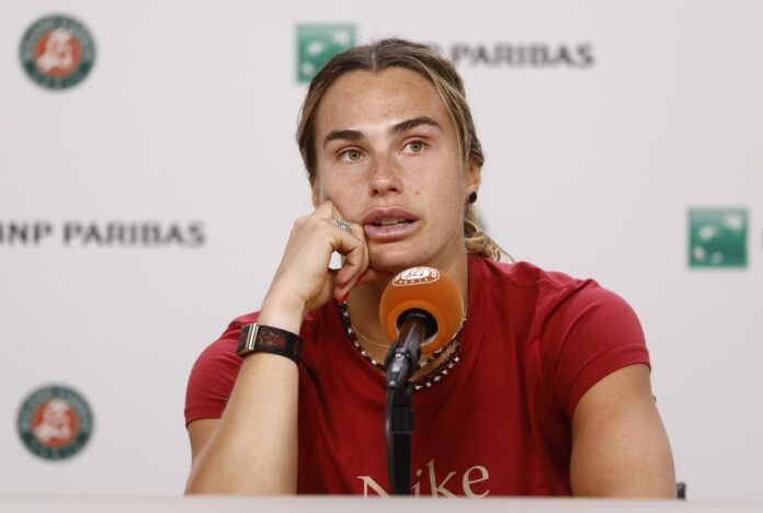 La tenista bielorrusa Aryna Sabalenka, tras su partido de cuartos de final de Roland Garros contra la rusa Diana Shnaider, disputado este miércoles. EFE/EPA/YOAN VALAT
