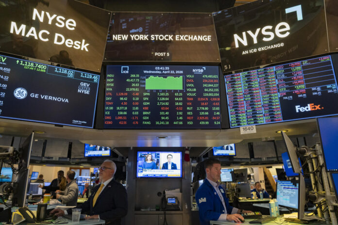 Fotografía de archivo, tomada el pasado 22 de mayo, de una vista general de un grupo de corredores de bolsa, durante una jornada de intercambio bursátil, en Wall Street (NY, EE.UU.). EFE/Ángel Colmenares
