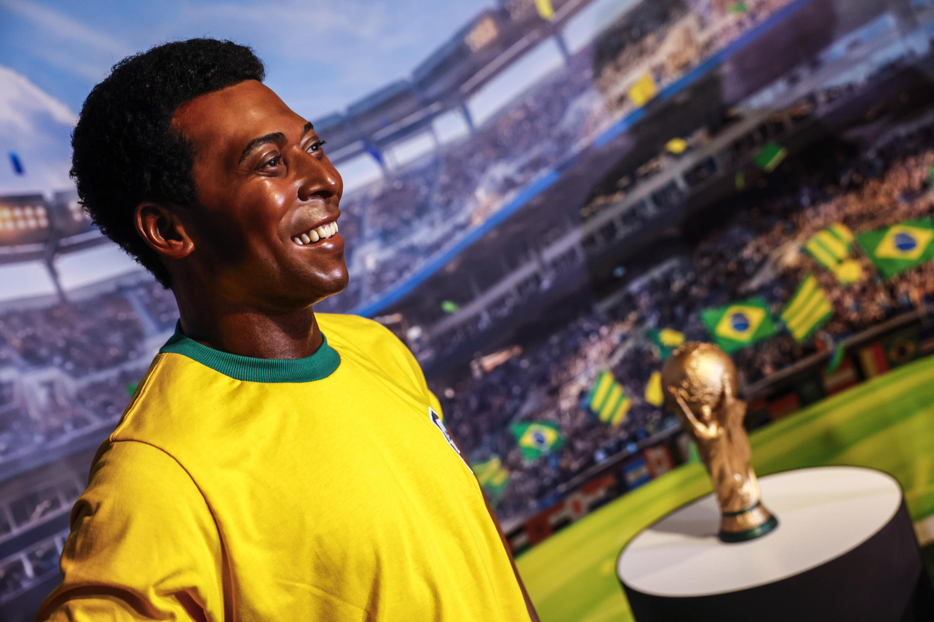 Fotografía que muestra una escultura del legendario futbolista brasileño Pelé exhibida en el Museo AquaRio en Río de Janeiro (Brasil). EFE/ Antonio Lacerda
