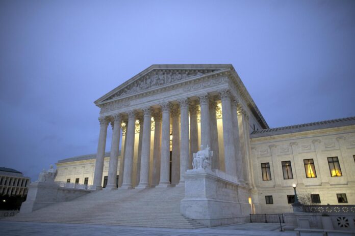 Fotografía de archivo de la fachada principal de la sede del Tribunal Supremo de Estados Unidos, en Washington DC (EE.UU.). EFE/Michael Reynolds
