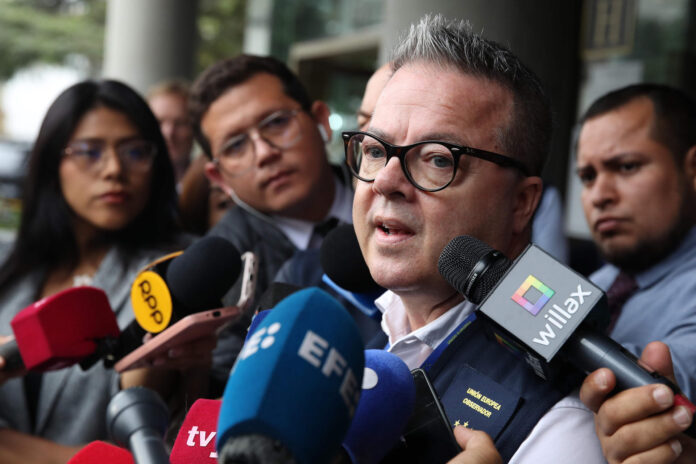 El jefe adjunto de la misión de observación electoral de la Unión Europea (UE), Alexander Grey (c), habla a la prensa este miércoles en Lima (Perú). EFE/Paolo Aguilar
