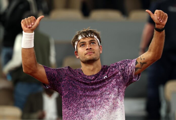 El italiano Flavio Cobolli celebra su victoria ante el canadiense Felix Auger Aliassime en cuartos de Roland Garros, París, Francia. EFE/EPA/MOHAMMED BADRA

