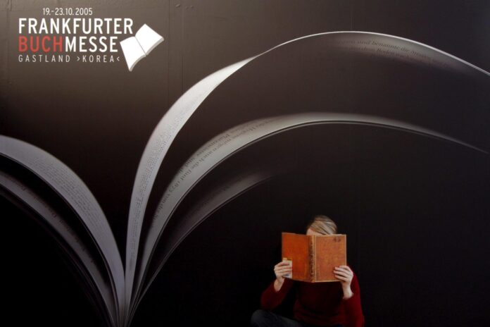 En la imagen de archivo, una mujer lee un libro en la Feria del Libro de Francfort, Alemania. EFE/Boris Roessler
