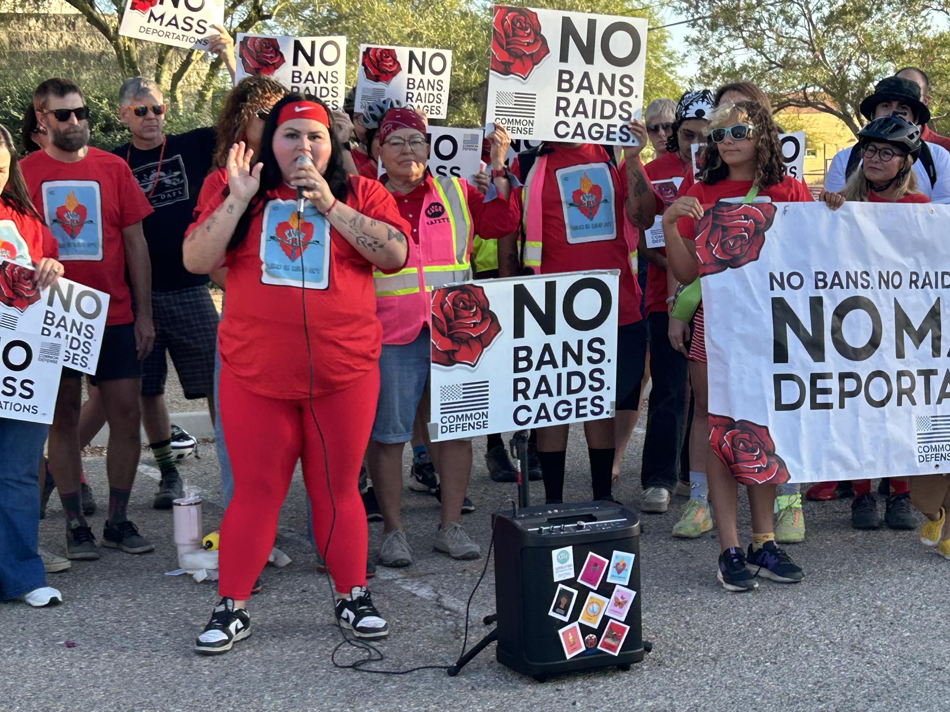 Fotografía del 30 de mayo de 206 que muestra a la 'influencer' mexicana Karla Toledo (i), hablando durante un evento en contra de los arrestos y deportaciones, en el Centro Comunitario en Tucson, Arizona (EE.UU.). EFE/ María León
