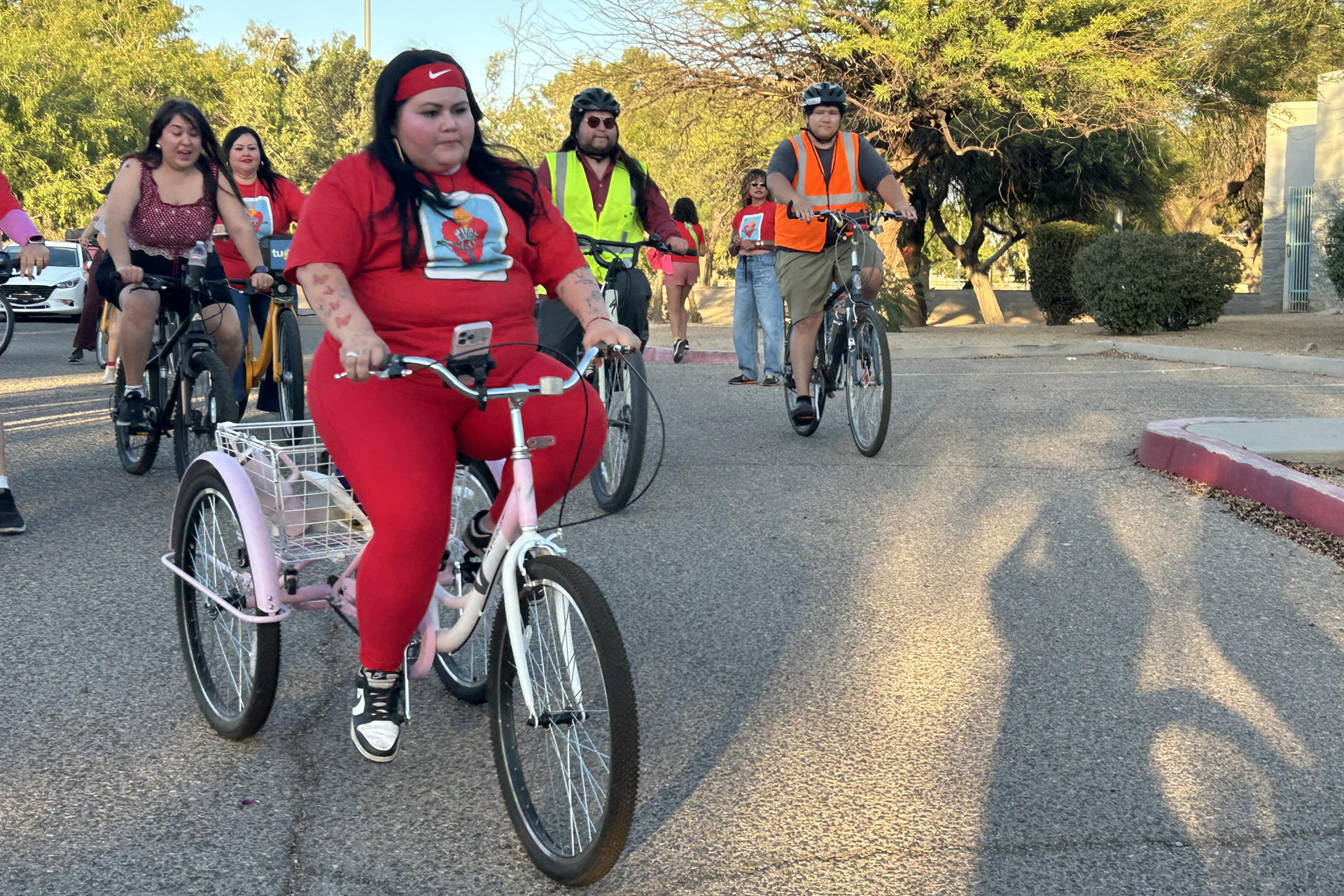 Fotografía del 30 de mayo de 206 que muestra a la 'influencer' mexicana Karla Toledo (i), montando en bicicleta durante un evento en contra de los arrestos y deportaciones, en el Centro Comunitario en Tucson, Arizona (EE.UU.). EFE/ María León
