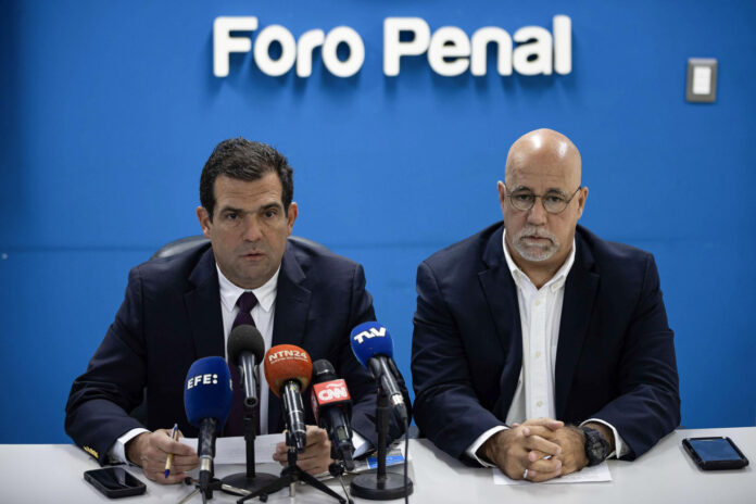 Fotografía de archivo, tomada el pasado 12 de marzo, en la que se captó al director y presidente la ONG Foro Penal, Alfredo Romero (i), junto al director y vicepresidente de la organización, Gonzalo Himiob, durante una rueda de prensa, en Caracas (Venezuela). EFE/Ronald Peña
