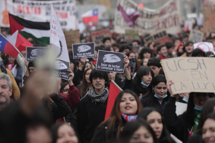 Estudiantes se manifiestan durante una protesta este miércoles, en Santiago (Chile). EFE/ Elvis González
