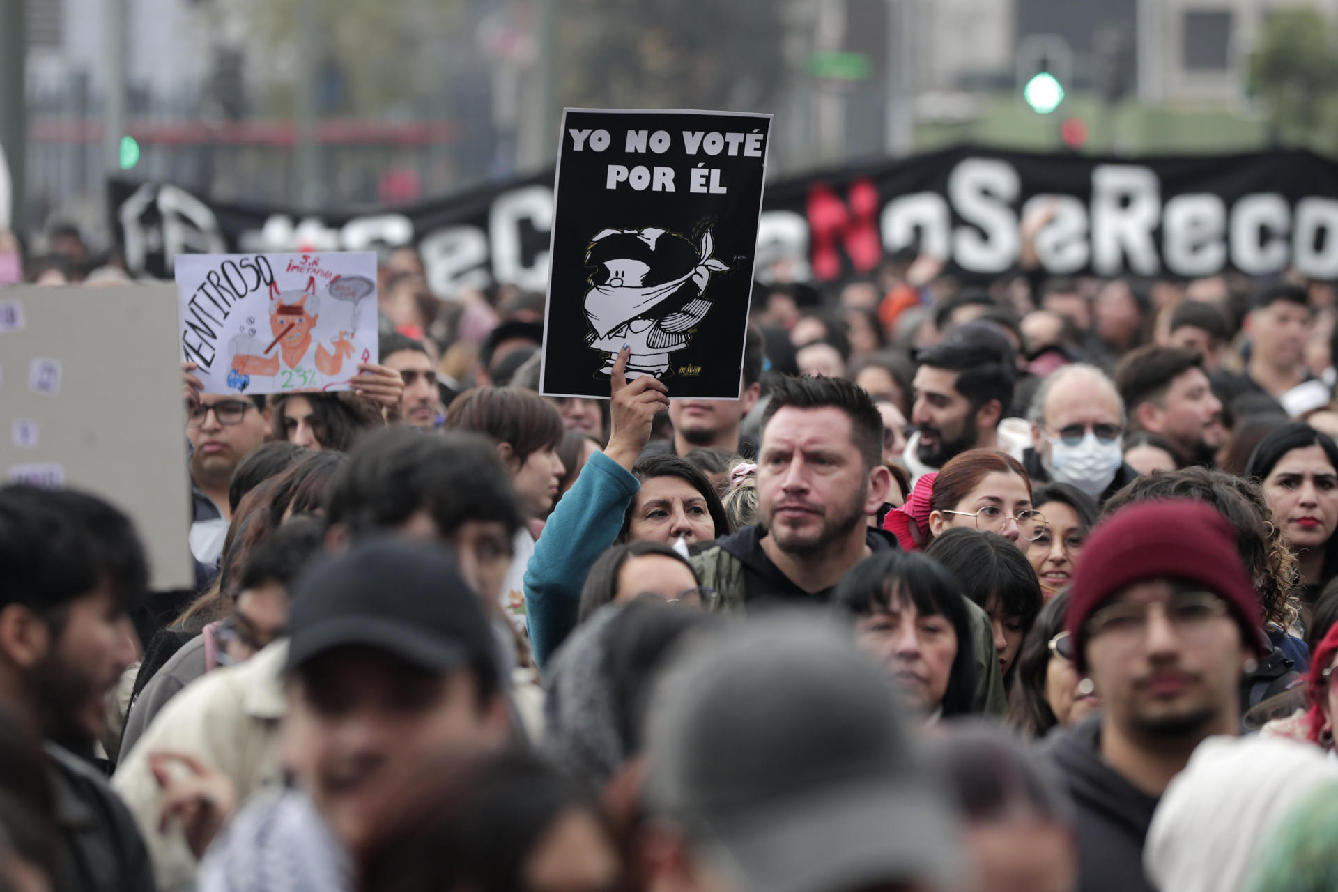 Estudiantes se manifiestan durante una protesta este miércoles, en Santiago (Chile). EFE/ Elvis González
