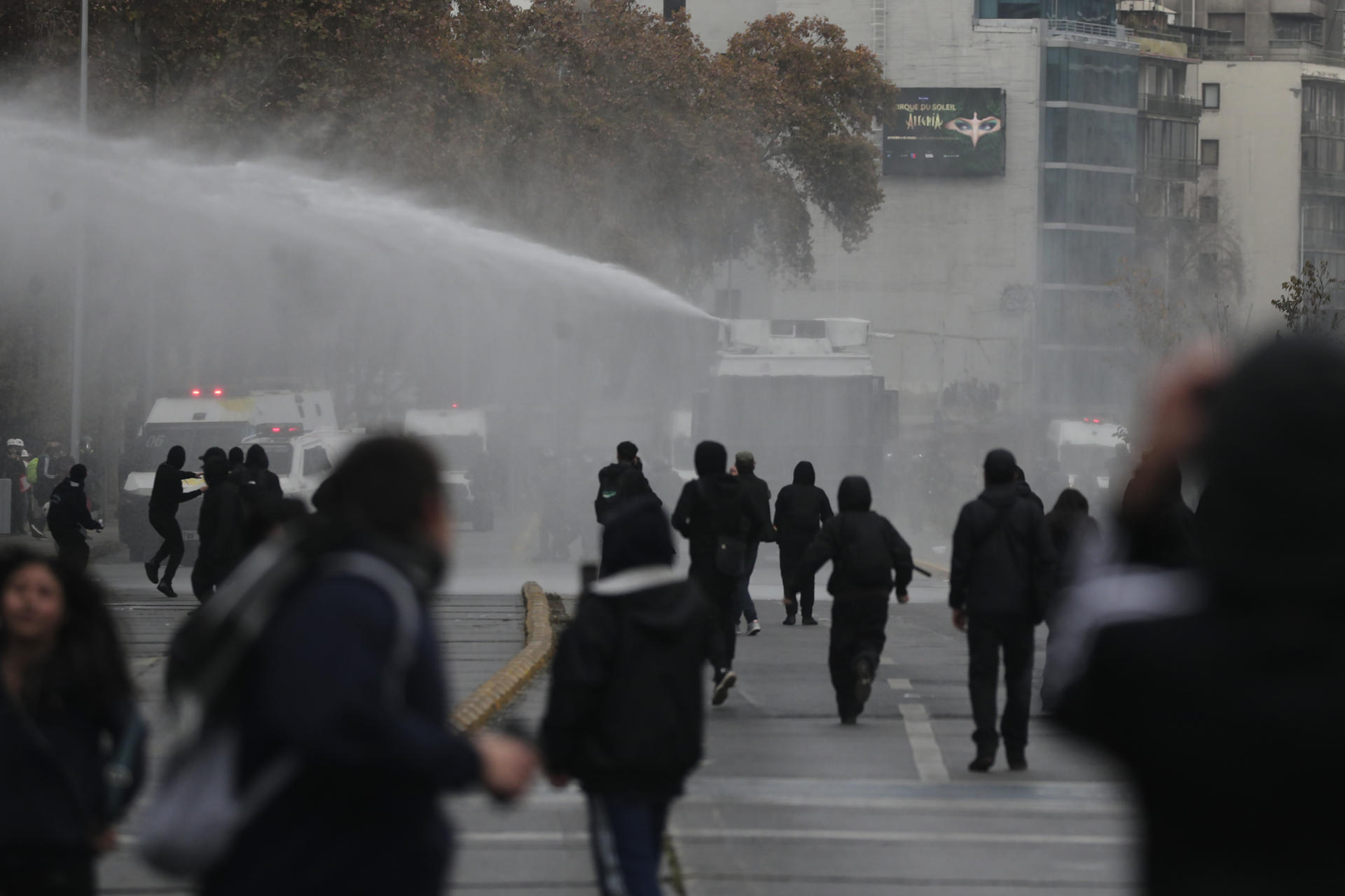 Integrantes de Carabineros de Chile dispersan estudiantes durante una manifestación este miércoles, en Santiago (Chile). EFE/ Elvis González
