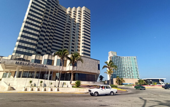 Fotografía de archivo de un hotel en La Habana. EFE/Ernesto Mastrascusa
