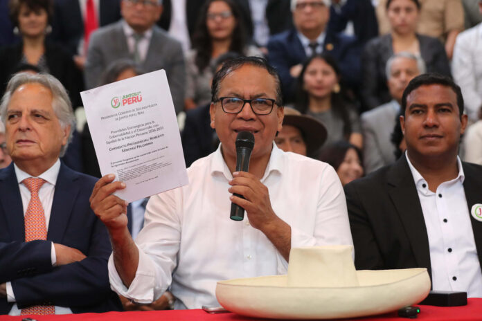 El candidato a la Presidencia de Perú por el partido Juntos por el Perú, Roberto Sánchez, sostiene un documento el pasado lunes, durante la presentación de un nuevo plan de gobierno de cara a la segunda vuelta de las elecciones presidenciales, que lo enfrentará el próximo domingo con la derechista Keiko Fujimori, en Lima (Perú). EFE/ Paolo Aguilar
