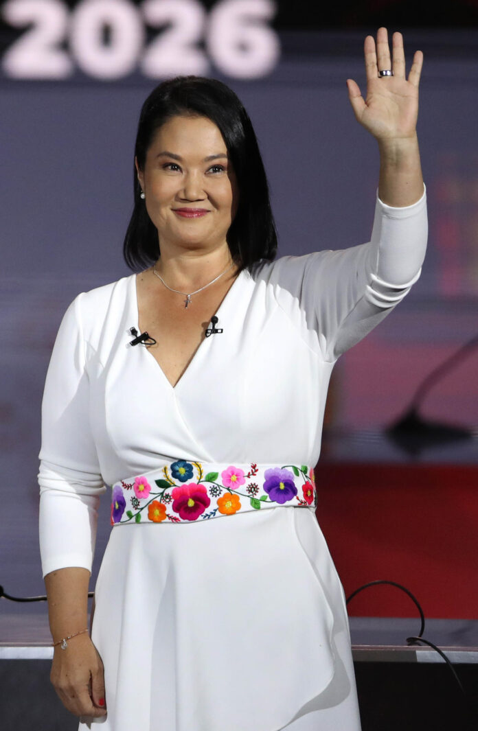 Fotografía del 31 de mayo de la candidata a la Presidencia de Perú por el partido Fuerza Popular, Keiko Fujimori, saludando durante un debate presidencial en Lima (Perú). EFE/ Paolo Aguilar
