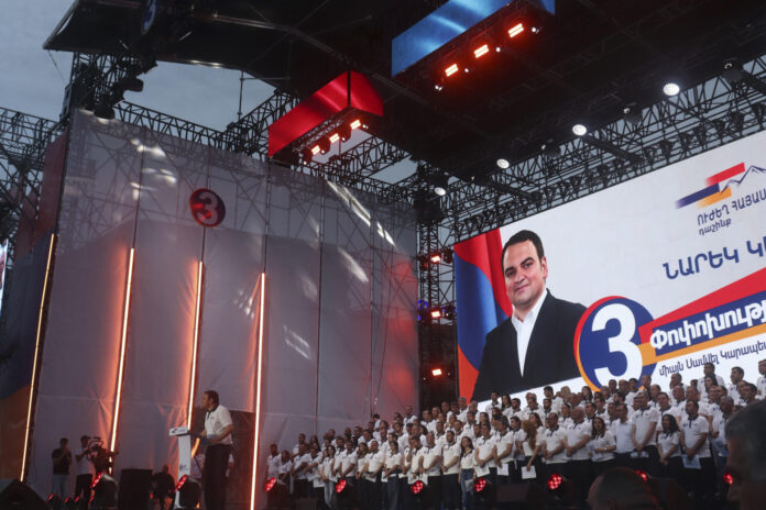 - Armenia Fuerte, el principal partido opositor del país caucásico, cerró hoy la campaña electoral con un multitudinario mitin en el corazón de la capital, Ereván. Miles de sus partidarios acudieron a la Plaza de la República, donde se instaló una tribuna con la imagen recurrente del empresario ruso-armenio Samvel Karapetián, actualmente bajo arresto domiciliario por supuestamente llamar a derrocar al gobierno. EFE/Beatriz Arslanián
